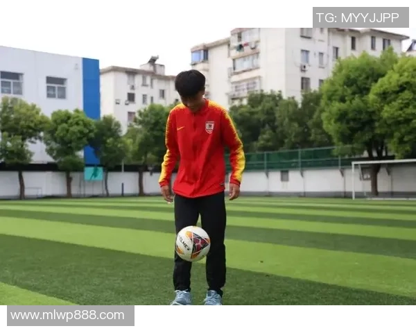 追寻绿茵梦想的足球运动员如何在竞技与荣耀中塑造非凡人生